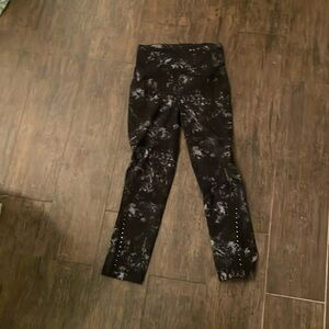 Lululemon black legging with slight gray accents